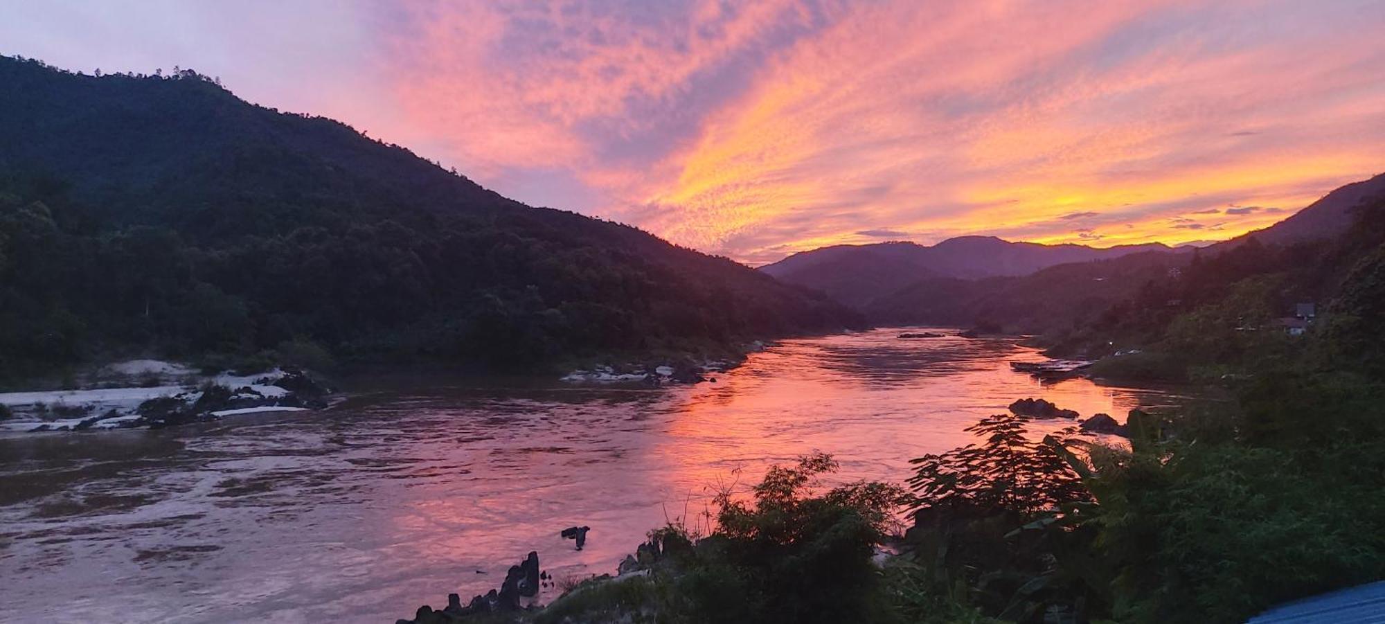 Appartamento Mekong Backpackers Muang Pakbèng Esterno foto