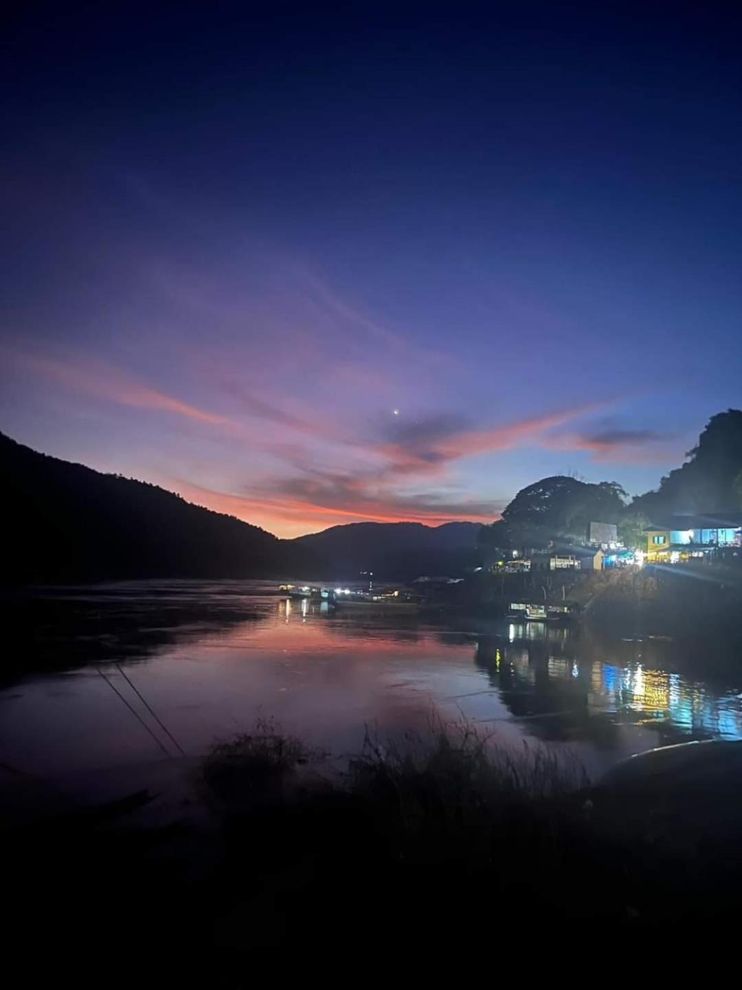 Appartamento Mekong Backpackers Muang Pakbèng Esterno foto