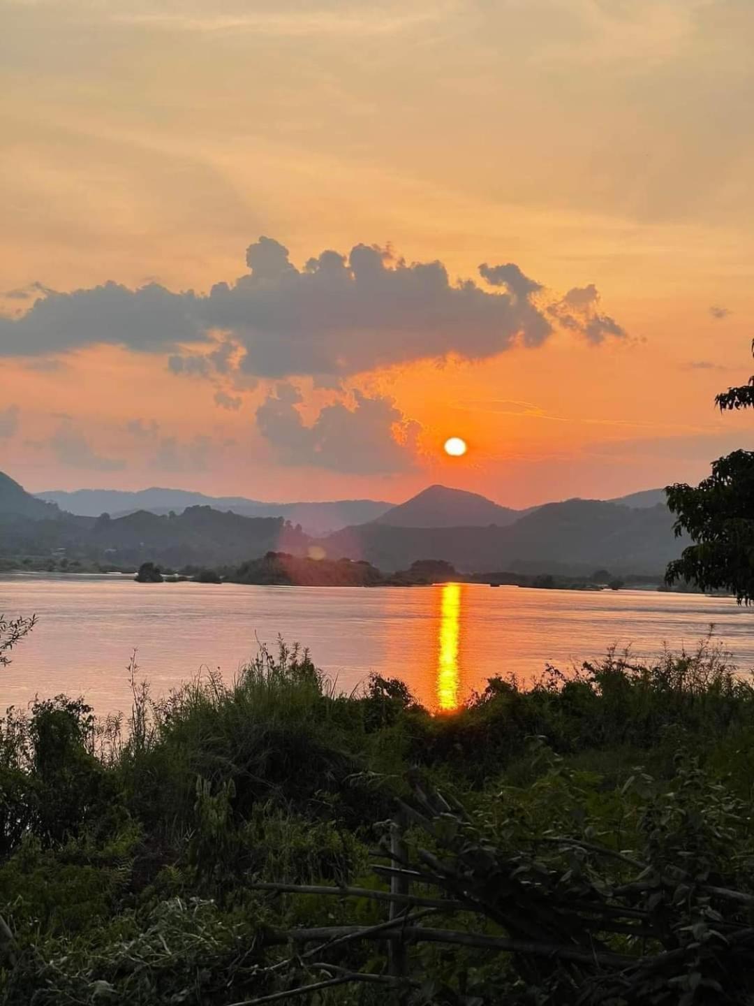 Appartamento Mekong Backpackers Muang Pakbèng Esterno foto