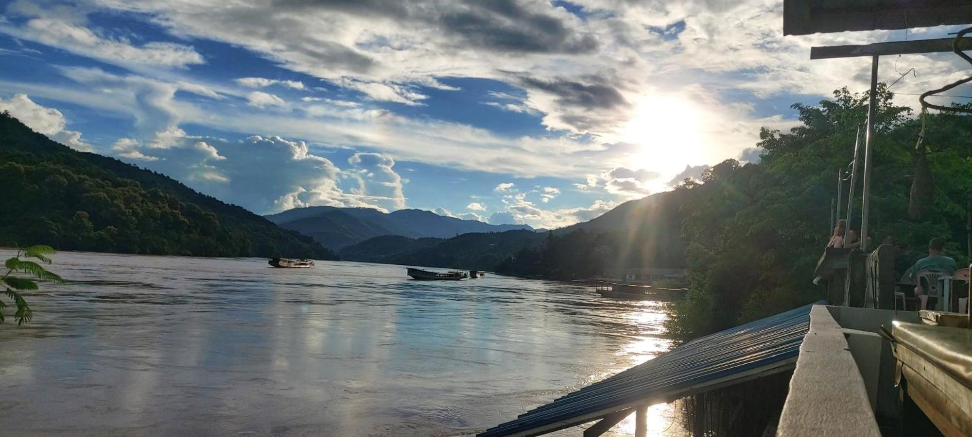 Appartamento Mekong Backpackers Muang Pakbèng Esterno foto