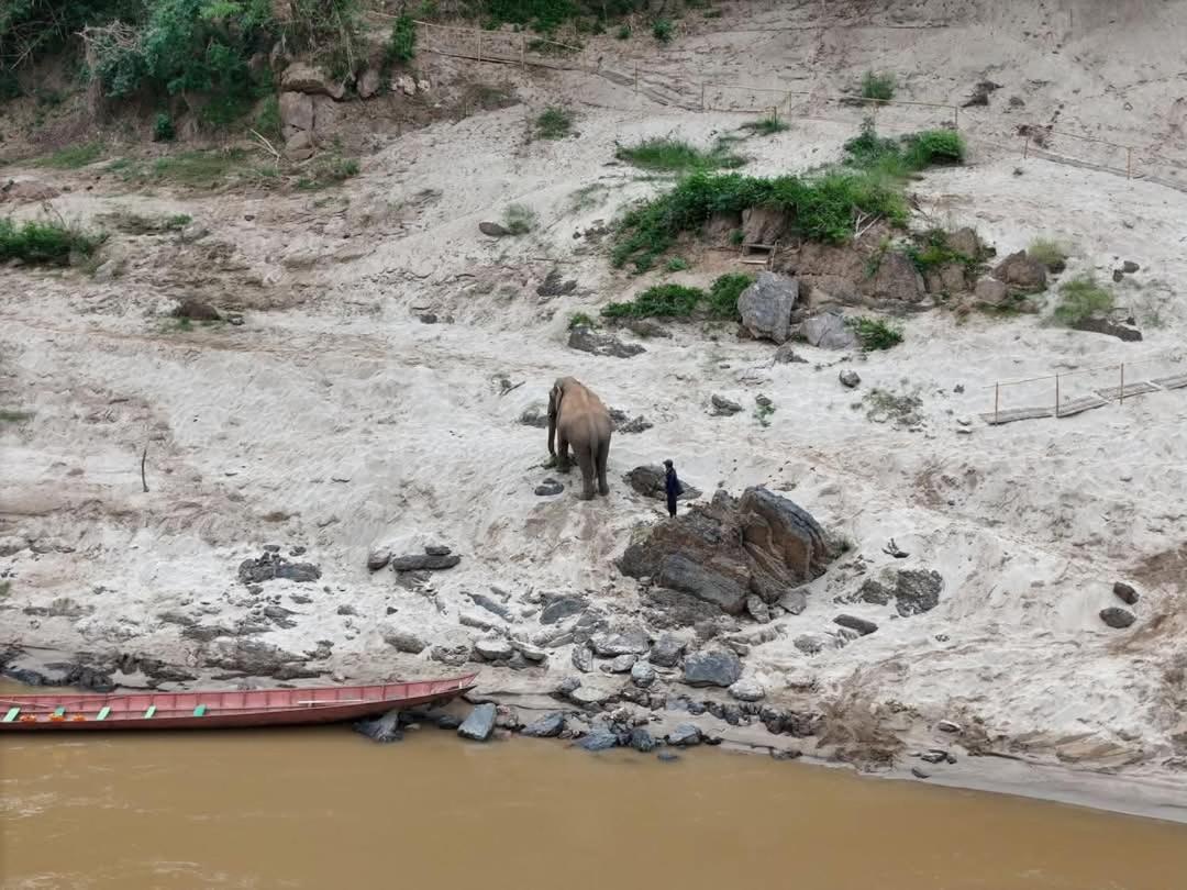 Appartamento Mekong Backpackers Muang Pakbèng Esterno foto