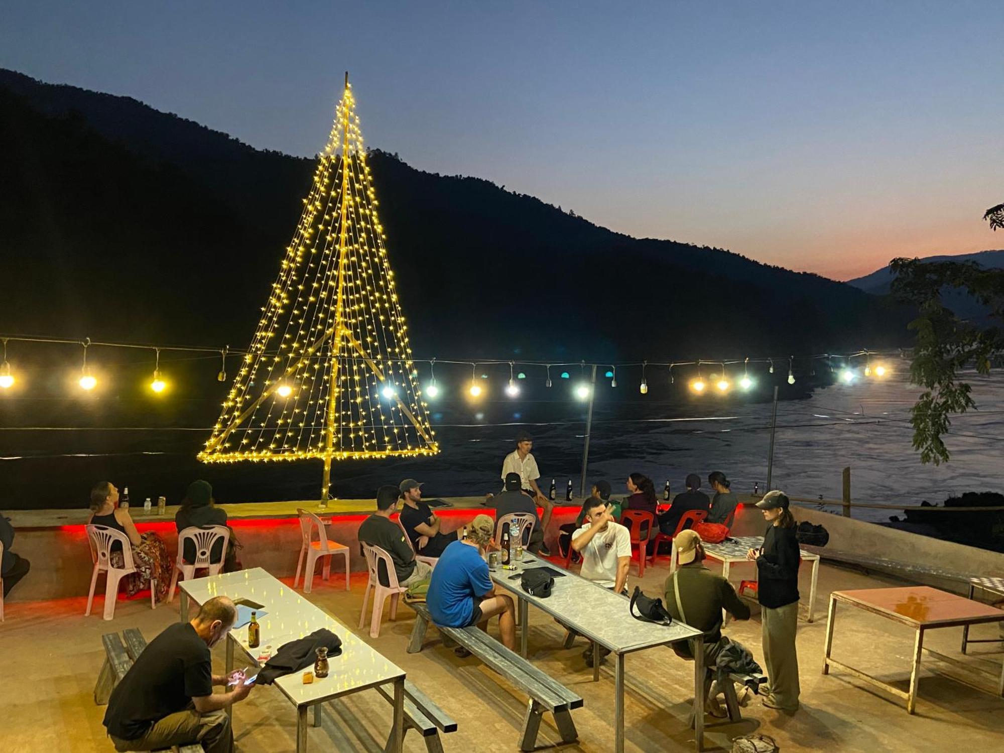 Appartamento Mekong Backpackers Muang Pakbèng Esterno foto