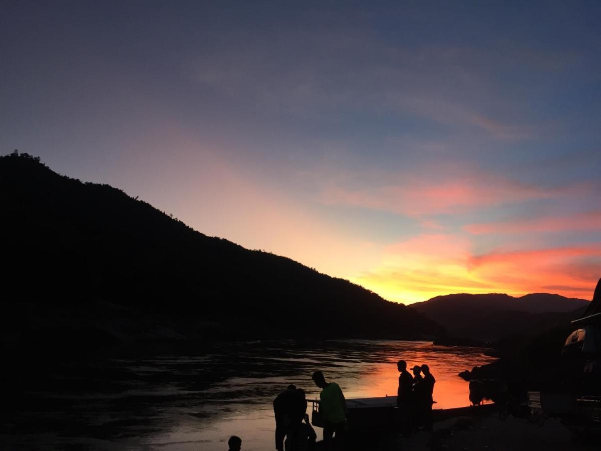 Appartamento Mekong Backpackers Muang Pakbèng Esterno foto