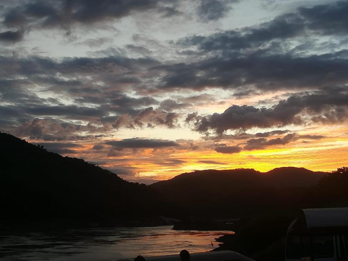 Appartamento Mekong Backpackers Muang Pakbèng Esterno foto