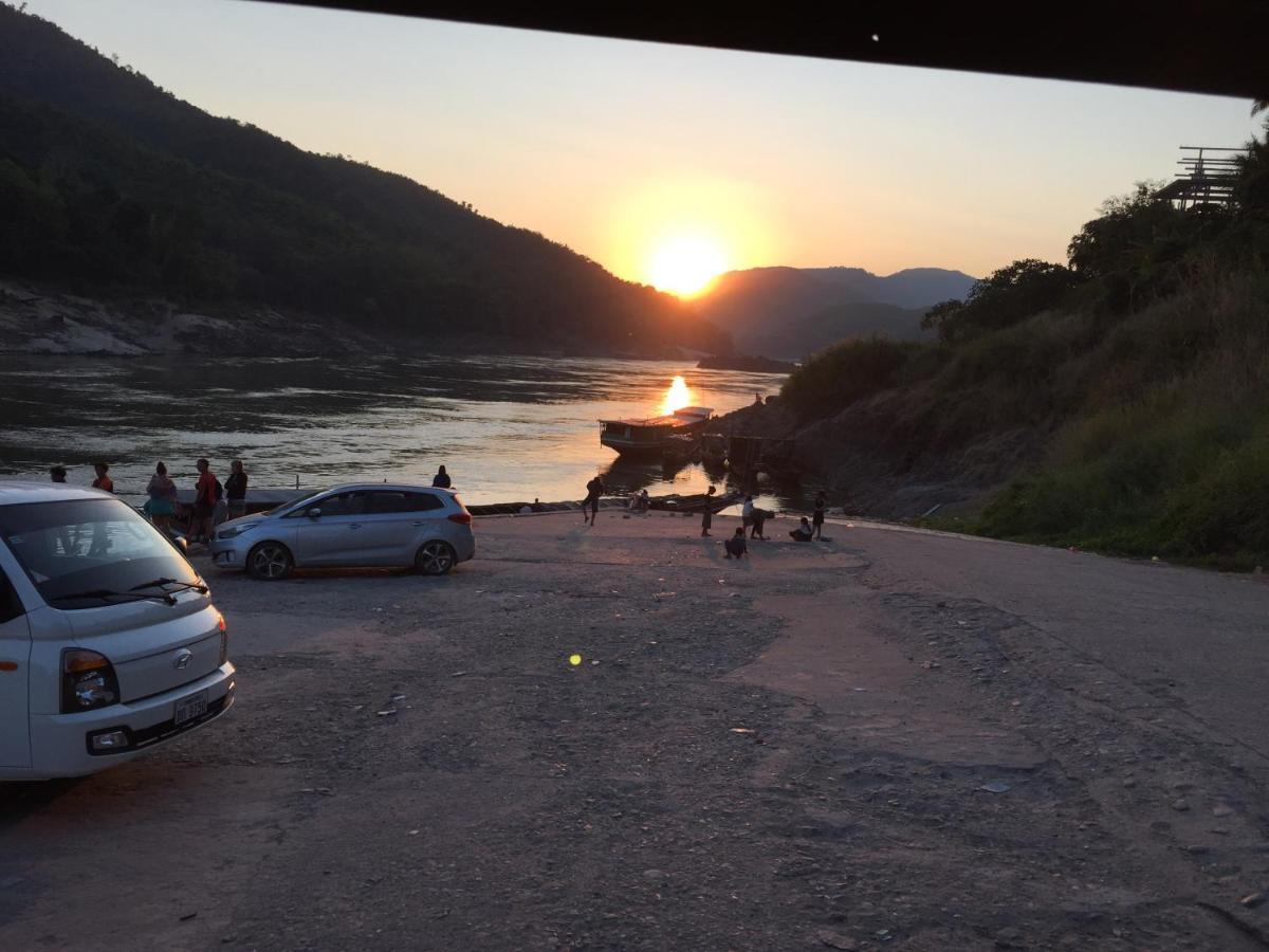 Appartamento Mekong Backpackers Muang Pakbèng Esterno foto